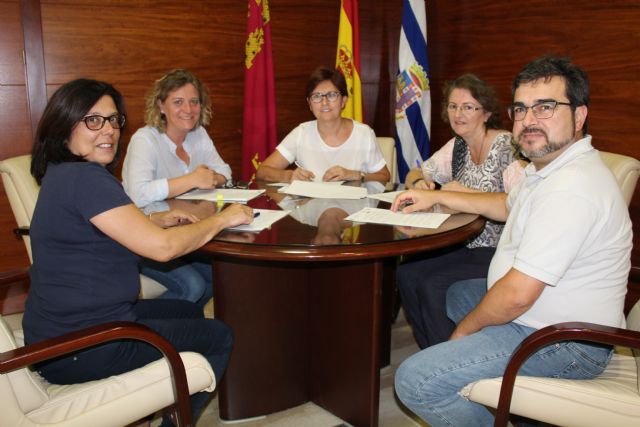 Ayuntamiento y Cáritas firman el convenio para la concesión de subvención de 10.000 euros - 1, Foto 1