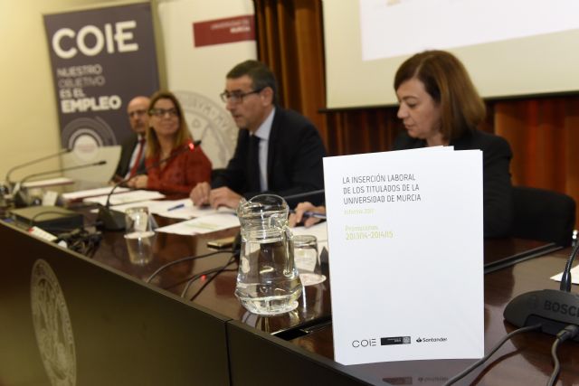 Siete de cada diez titulados de la Universidad de Murcia consiguen un empleo tras finalizar sus estudios - 1, Foto 1