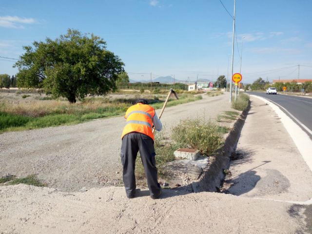 La Comunidad pone en marcha un plan de limpieza y desbroce de cunetas en Puerto Lumbreras - 1, Foto 1