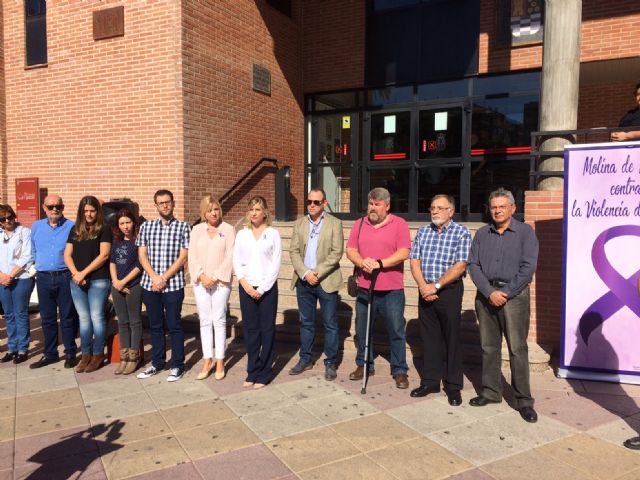 La ciudadanía de Molina de Segura muestra en una concentración su condena y repulsa por la agresión machista ocurrida en la localidad - 1, Foto 1