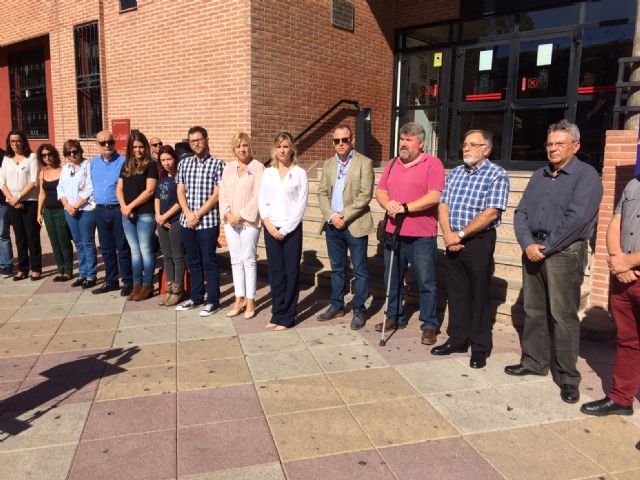 La ciudadanía de Molina de Segura muestra en una concentración su condena y repulsa por la agresión machista ocurrida en la localidad - 2, Foto 2