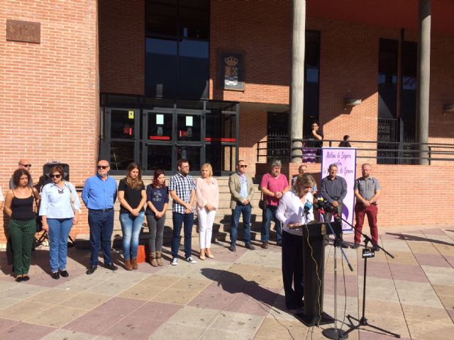 La ciudadanía de Molina de Segura muestra en una concentración su condena y repulsa por la agresión machista ocurrida en la localidad - 3, Foto 3