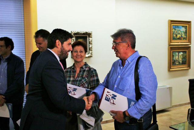 El presidente de la Comunidad se rene con representantes de la Red de Lucha contra la Pobreza y la Exclusin Social de la Regin de Murcia, Foto 2