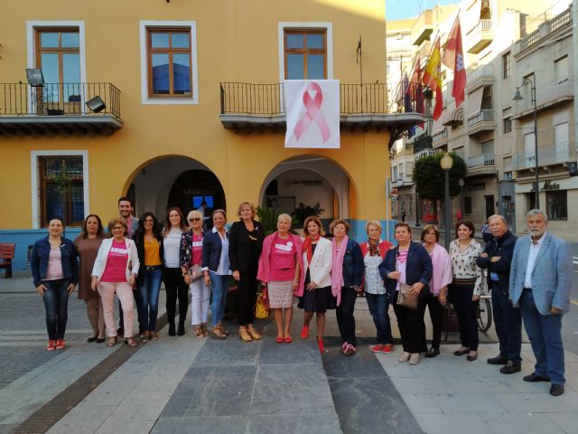 El Ayuntamiento luce un gran lazo rosa para visibilizar la lucha contra el cáncer de mama - 2, Foto 2