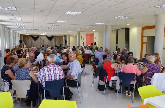 El centro social de personas mayores disfruta  de la comida de convivencia de su Semana Cultural - 1, Foto 1