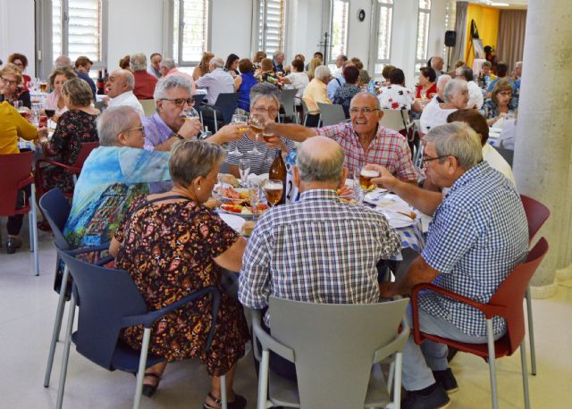 El centro social de personas mayores disfruta  de la comida de convivencia de su Semana Cultural - 2, Foto 2