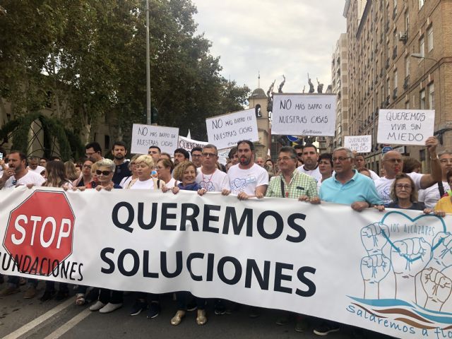 Miles de personas se manifiestan para pedir soluciones para que Los Alcázares no vuelva a sufrir inundaciones - 3, Foto 3