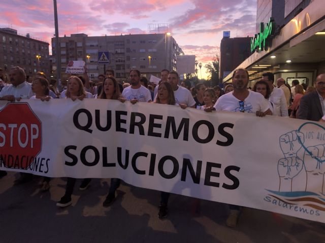 Miles de personas se manifiestan para pedir soluciones para que Los Alcázares no vuelva a sufrir inundaciones - 4, Foto 4