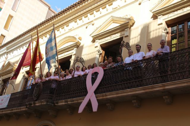 Con la colocación del lazo rosa en el balcón del Ayuntamiento comienza la semana de actividades por el Día contra el Cáncer de Mama - 1, Foto 1