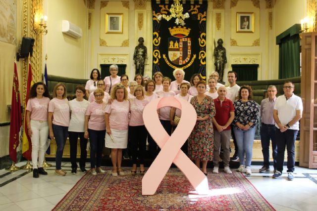 Con la colocación del lazo rosa en el balcón del Ayuntamiento comienza la semana de actividades por el Día contra el Cáncer de Mama - 2, Foto 2