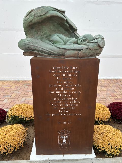 Águilas se suma a la conmemoración del Día Mundial de la Muerte Gestacional, Perinatal y Neonatal con la instalación de una escultura en recuerdo de los bebés fallecidos durante la gestación o el parto - 2, Foto 2