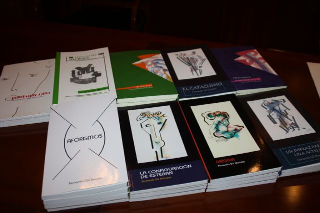 El pintor y escritor Fernando Gil Morales dona al Ayuntamiento, para su difusión cultural, una serie de pinturas y libros - 1, Foto 1