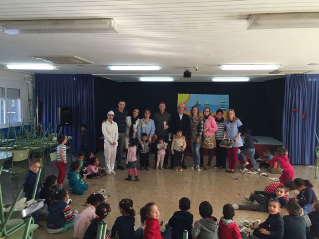 Los alumnos del Ramón y Cajal disfrutan de una castañada patrocinada por Looije - 1, Foto 1