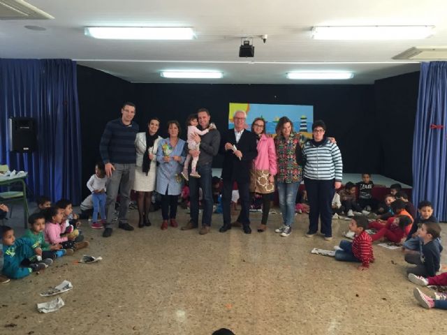 Los alumnos del Ramón y Cajal disfrutan de una castañada patrocinada por Looije - 2, Foto 2