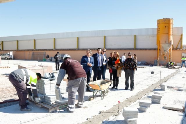 Un programa de la Comunidad permite contratar a 15 desempleados para remodelar la plaza de la Cruz de Fortuna - 1, Foto 1