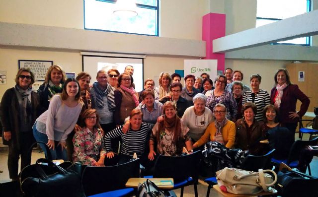 La asociación de mujeres 'Isabel González' se forma y se conciencia sobre reciclaje - 1, Foto 1