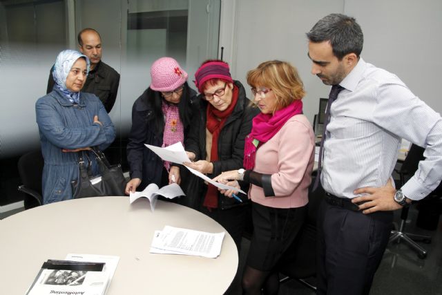 La primera familia beneficiada por un alquiler social accede a su nueva vivienda - 1, Foto 1
