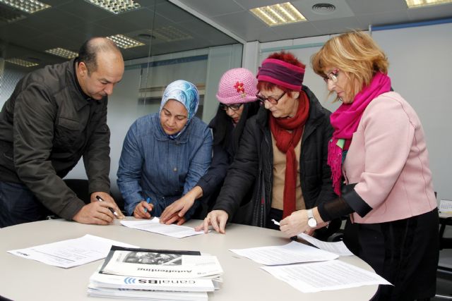 La primera familia beneficiada por un alquiler social accede a su nueva vivienda - 2, Foto 2