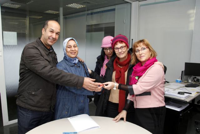 La primera familia beneficiada por un alquiler social accede a su nueva vivienda - 3, Foto 3