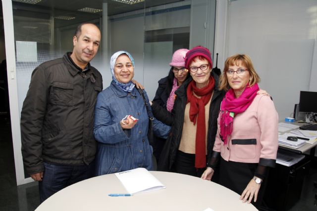 La primera familia beneficiada por un alquiler social accede a su nueva vivienda - 4, Foto 4