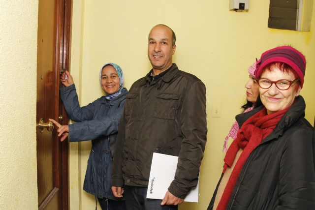 La primera familia beneficiada por un alquiler social accede a su nueva vivienda - 5, Foto 5