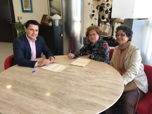 El Ayuntamiento renueva su convenio de colaboración con tres nuevas asociaciones, Cáritas y Amas de Casa, de Santiago de la Ribera y Amigos del Pueblo Saharaui - 1, Foto 1