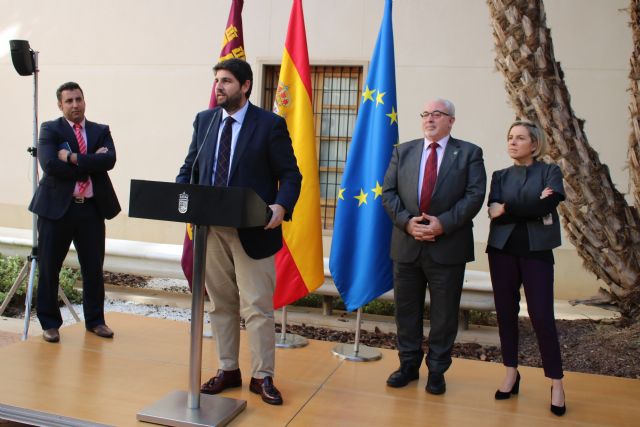 Fernando López Miras recibe en el Palacio de San Esteban a los alumnos extranjeros matriculados este curso en la Universidad Católica San Antonio de Murcia - 2, Foto 2