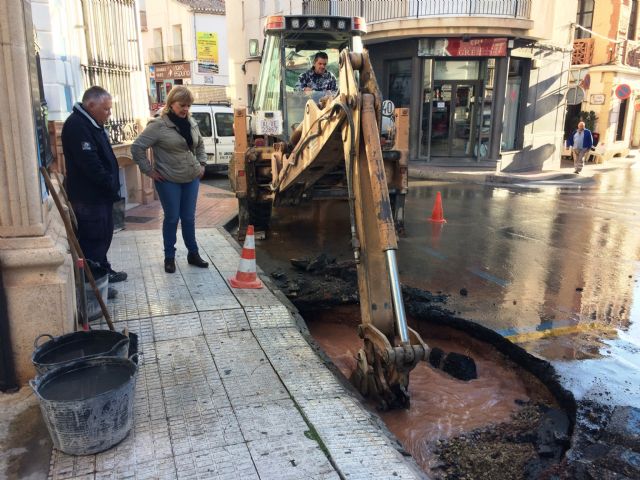 The supply of the Drinking Water Service is cut off due to an important break in the main network pipe at the height of Puente Street, Foto 2