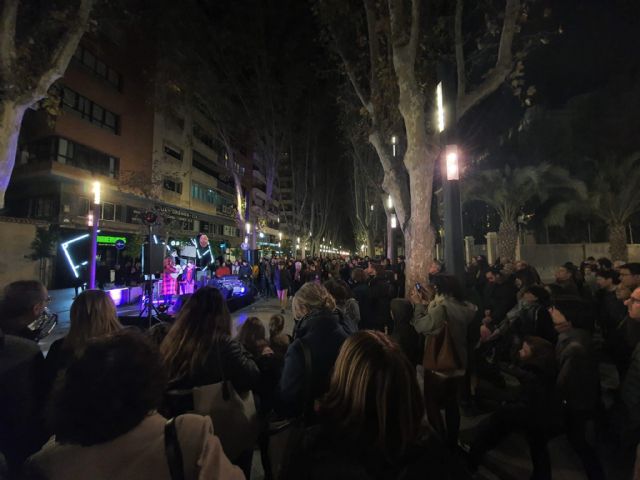 Miles de personas toman la Avenida Alfonso X en su primer día como paseo totalmente peatonal - 5, Foto 5