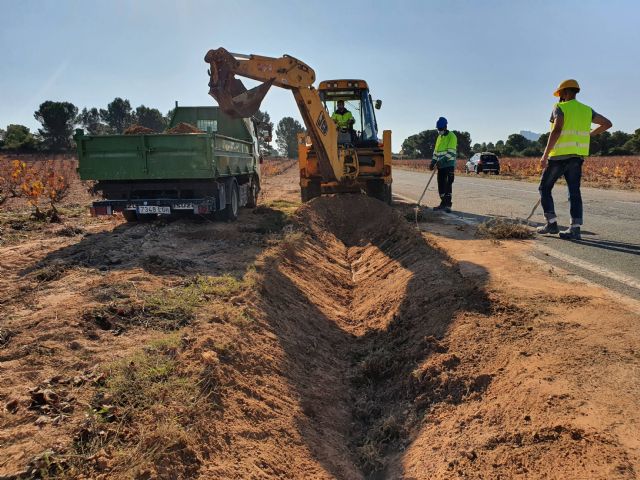 Reparan en Jumilla las cunetas de la carretera de Albatana para evitar la acumulación de arrastres durante las lluvias - 2, Foto 2
