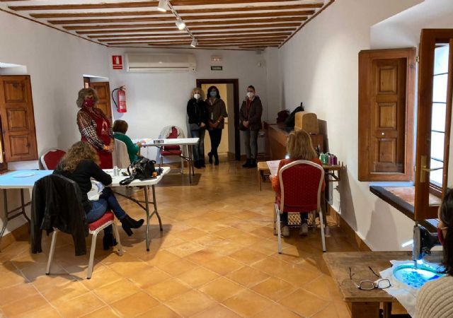 Forman en el arte del bordado a usuarias del Centro de Atención a Víctimas de Violencia de Género - 1, Foto 1