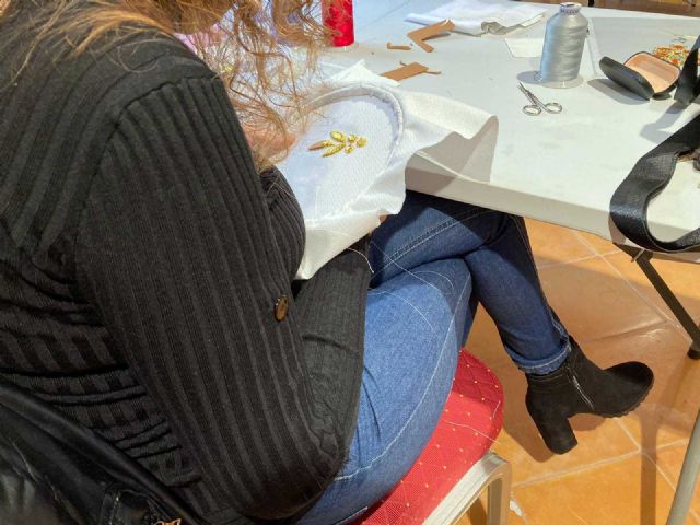 Forman en el arte del bordado a usuarias del Centro de Atención a Víctimas de Violencia de Género - 3, Foto 3