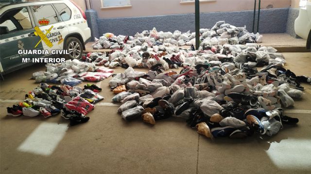 La Guardia Civil se incauta en Ãguilas cerca de un millar de productos falsificados - 1, Foto 1