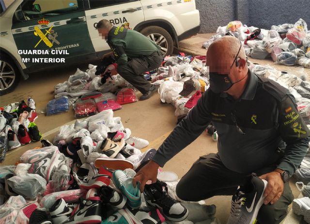 La Guardia Civil se incauta en Ãguilas cerca de un millar de productos falsificados - 3, Foto 3