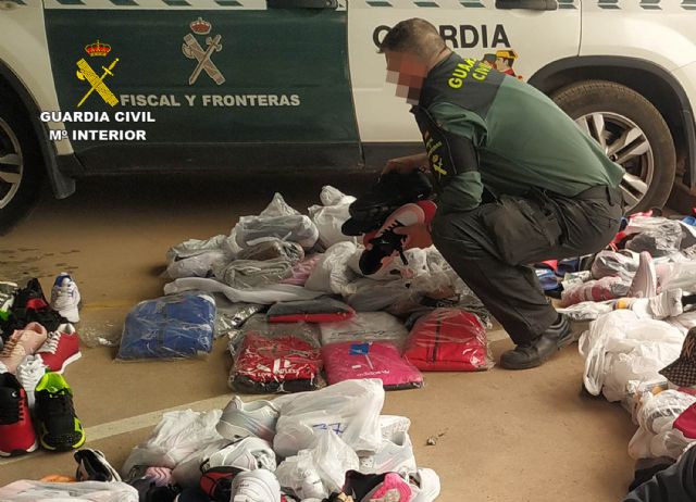 La Guardia Civil se incauta en Ãguilas cerca de un millar de productos falsificados - 4, Foto 4