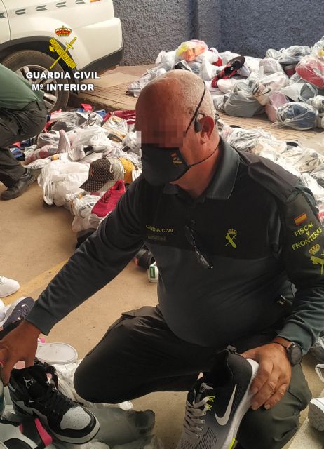 La Guardia Civil se incauta en Ãguilas cerca de un millar de productos falsificados - 5, Foto 5