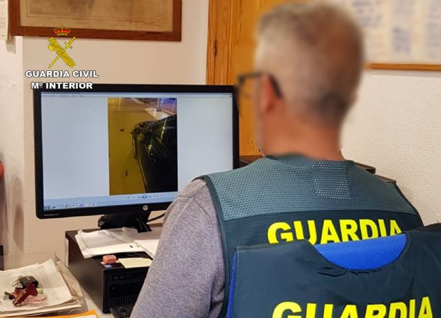 La Guardia Civil esclarece los daños causados a varios vehículos oficiales en Cieza - 1, Foto 1