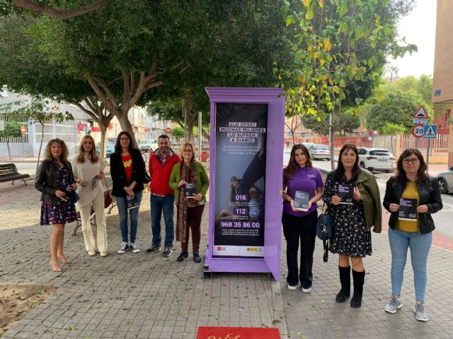 Una puerta violeta sensibiliza en las pedanías de Murcia sobre la violencia machista - 1, Foto 1