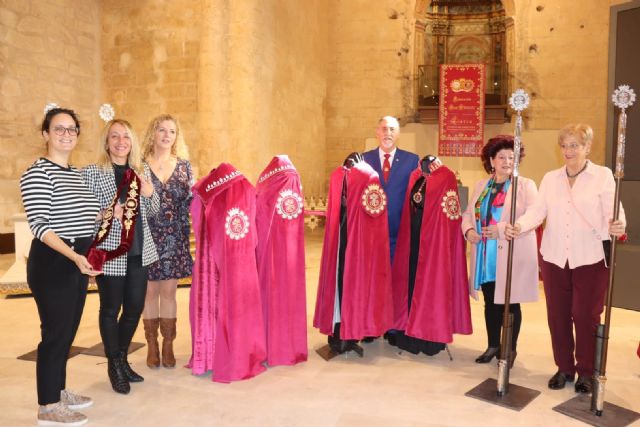 La Hermandad de San Clemente presenta nuevas capas y 20 hachotes que serán estrenados, este próximo sábado, en el Gran Desfile Parada de la Historia Medieval de Lorca - 1, Foto 1