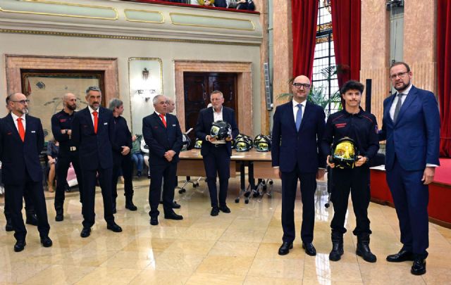 Un total de 45 nuevos bomberos toman posesión como funcionarios de carrera e ingresan en la plantilla del Servicio de Extinción de Incendios y Salvamento - 4, Foto 4
