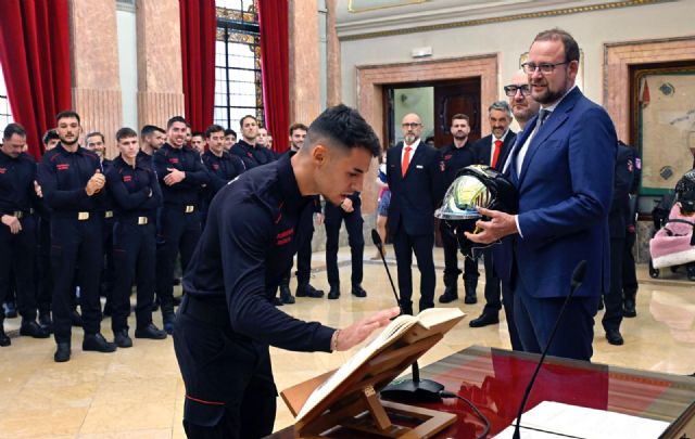 Un total de 45 nuevos bomberos toman posesión como funcionarios de carrera e ingresan en la plantilla del Servicio de Extinción de Incendios y Salvamento - 5, Foto 5