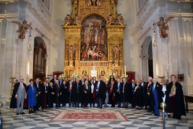Elegancia centenaria en Sevilla,seis nuevos capistas reciben su capa en la Catedral - 2, Foto 2