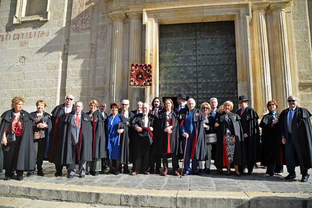 Elegancia centenaria en Sevilla,seis nuevos capistas reciben su capa en la Catedral - 3, Foto 3