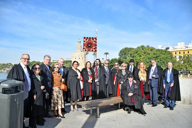 Elegancia centenaria en Sevilla,seis nuevos capistas reciben su capa en la Catedral - 4, Foto 4