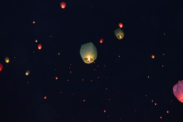 Las Torres de Cotillas pone todo el color, la magia y la ilusión navideña en su 'IV Lanzamiento Solidario de Farolillos voladores' - 2, Foto 2