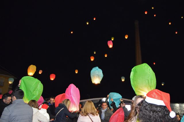 Las Torres de Cotillas pone todo el color, la magia y la ilusión navideña en su 'IV Lanzamiento Solidario de Farolillos voladores' - 3, Foto 3