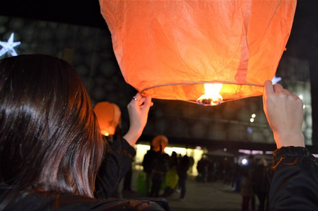 Las Torres de Cotillas pone todo el color, la magia y la ilusión navideña en su 'IV Lanzamiento Solidario de Farolillos voladores' - 4, Foto 4