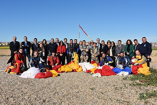 Una amplia delegación de la Asamblea visita la Base Aérea de Alcantarilla - 1, Foto 1