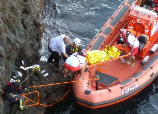 La Guardia Civil rescata a una mujer que había caído al mar - 1, Foto 1