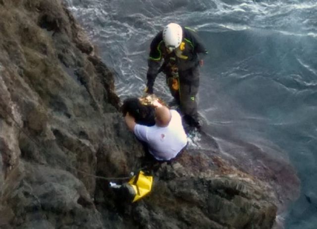 La Guardia Civil rescata a una mujer que había caído al mar - 2, Foto 2